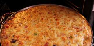 Μία ολόκληρη Πίτα του Καλοκαιριού, φρεσκοψημένη, με χρυσαφένια επιφάνεια και λαχανικά ορατά.