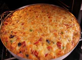 Μία ολόκληρη Πίτα του Καλοκαιριού, φρεσκοψημένη, με χρυσαφένια επιφάνεια και λαχανικά ορατά.