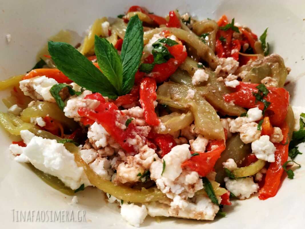 Σαλάτα με ψητές πιπεριές και φέτα