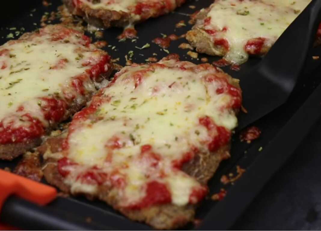 Σνιτσελ με σάλτσα και τυρι