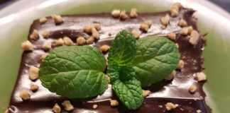 Σοκολατόπιτα Ζουμερή, κομμένη σε τετράγωνα κομμάτια.