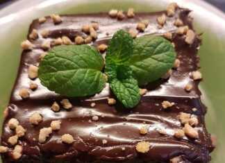 Σοκολατόπιτα Ζουμερή, κομμένη σε τετράγωνα κομμάτια.