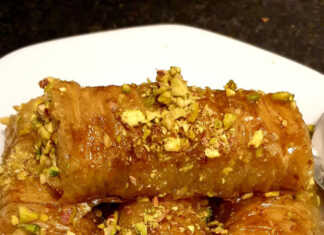 Τραγανά ρολά σαραγλί πασπαλισμένα με τριμμένο φιστίκι Αιγίνης μέσα σε ταψί λουσμένα με σιρόπι