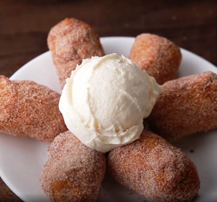 Τηγανητή μπανάνα με καραμέλα και παγωτό μπανάνα με καραμέλα και παγωτό