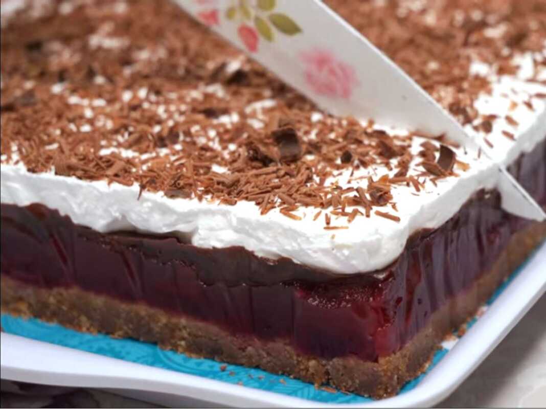 Τούρτα με σοκολάτα και κεράσι