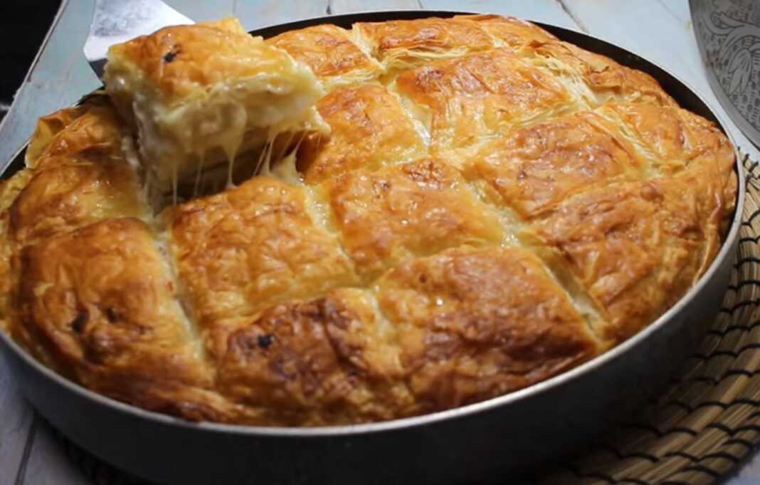 Τυρόπιτα με τρία τυριά Τυρόπιτα με τρία τυριά