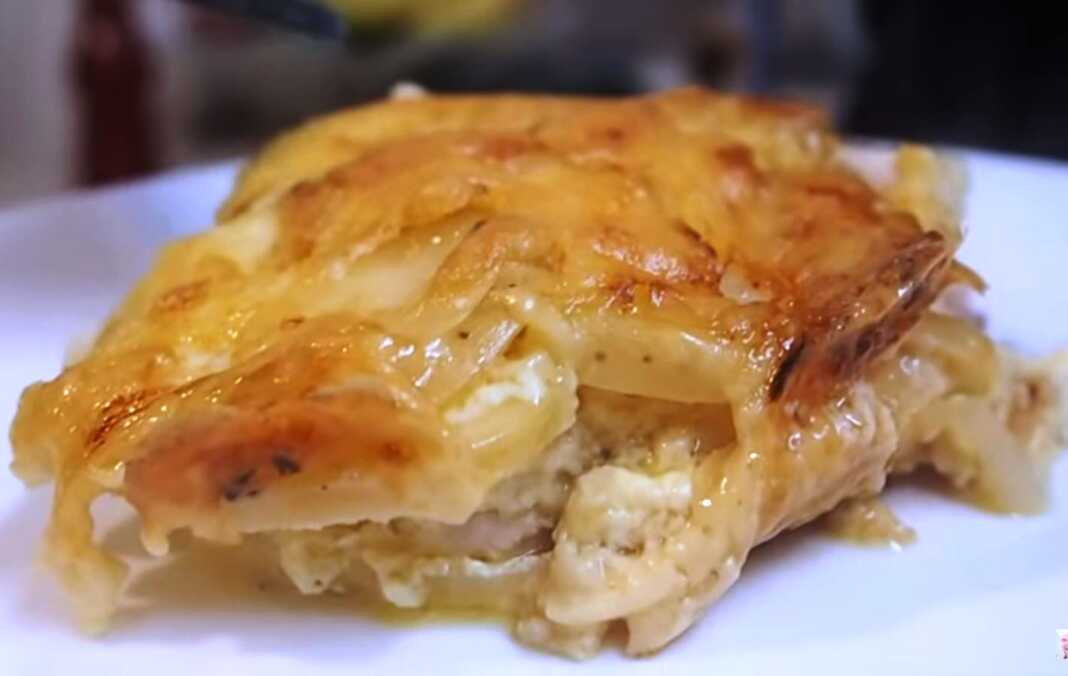 Ζουμερό κοτόπουλο με πατάτες και μπέικον σε πυρέξ, καλυμμένο με χρυσαφένιο λιωμένο τυρί τσένταρ και παρμεζάνα