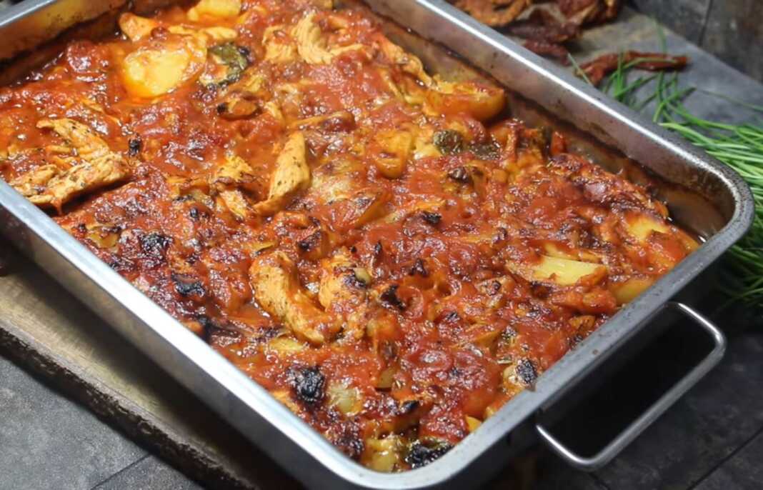 στήθος γαλοπούλας σε σάλτσα ντομάτας Ψητό στήθος γαλοπούλας σε σάλτσα ντομάτας.