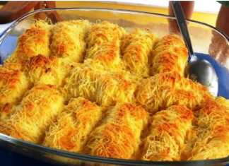 Τραγανή τυρόπιτα κανταΐφι, κομμένη σε μερίδες, σερβιρισμένη ζεστή.