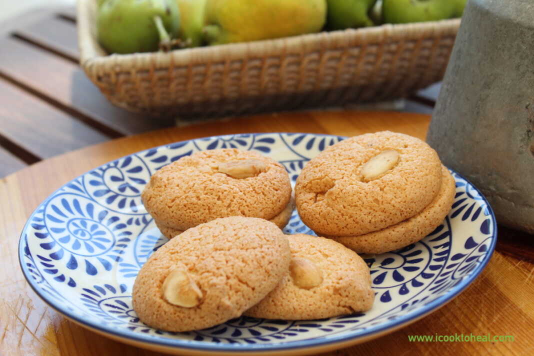 Παραδοσιακοί εργολάβοι αμυγδάλου με ολόκληρο αμύγδαλο στην κορυφή τοποθετημένοι σε πιατέλα