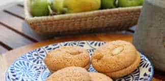 Παραδοσιακοί εργολάβοι αμυγδάλου με ολόκληρο αμύγδαλο στην κορυφή τοποθετημένοι σε πιατέλα