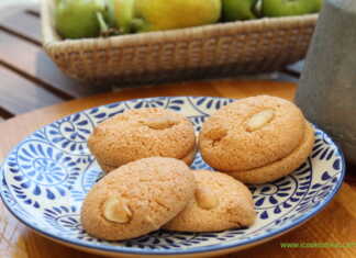 Παραδοσιακοί εργολάβοι αμυγδάλου με ολόκληρο αμύγδαλο στην κορυφή τοποθετημένοι σε πιατέλα