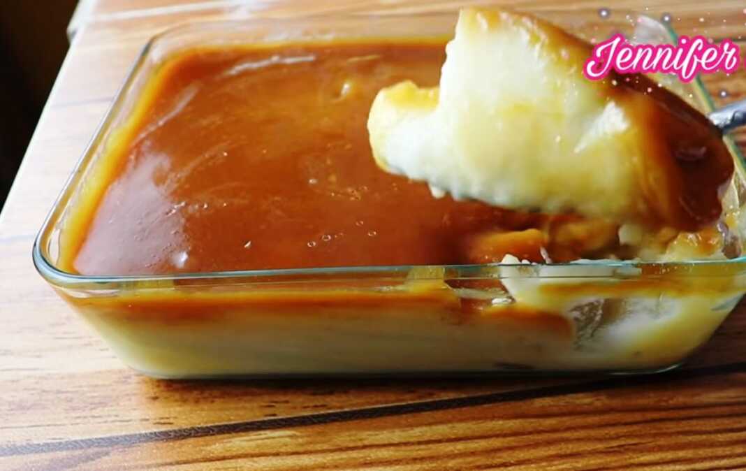 Κρέμα Μήλου με Καραμέλα σε γυάλινο μπολ, με την πλούσια σάλτσα καραμέλας να καλύπτει την επιφάνεια.