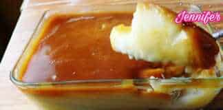 Κρέμα Μήλου με Καραμέλα σε γυάλινο μπολ, με την πλούσια σάλτσα καραμέλας να καλύπτει την επιφάνεια.