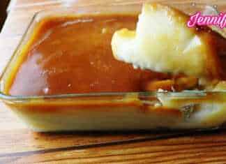 Κρέμα Μήλου με Καραμέλα σε γυάλινο μπολ, με την πλούσια σάλτσα καραμέλας να καλύπτει την επιφάνεια.