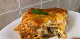 Ένα ταψί με λαχταριστά λαζάνια που έχουν ροδίσει στην επιφάνεια με λιωμένη μοτσαρέλα και στρώσεις από κιμά και λαχανικά