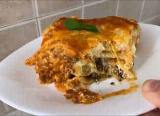 Ένα ταψί με λαχταριστά λαζάνια που έχουν ροδίσει στην επιφάνεια με λιωμένη μοτσαρέλα και στρώσεις από κιμά και λαχανικά