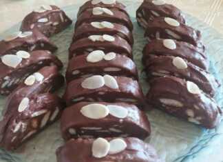 Παστάκια Μπισκότου Σοκολάτα, κομμένα και διακοσμημένα με φιλέ αμυγδάλου.