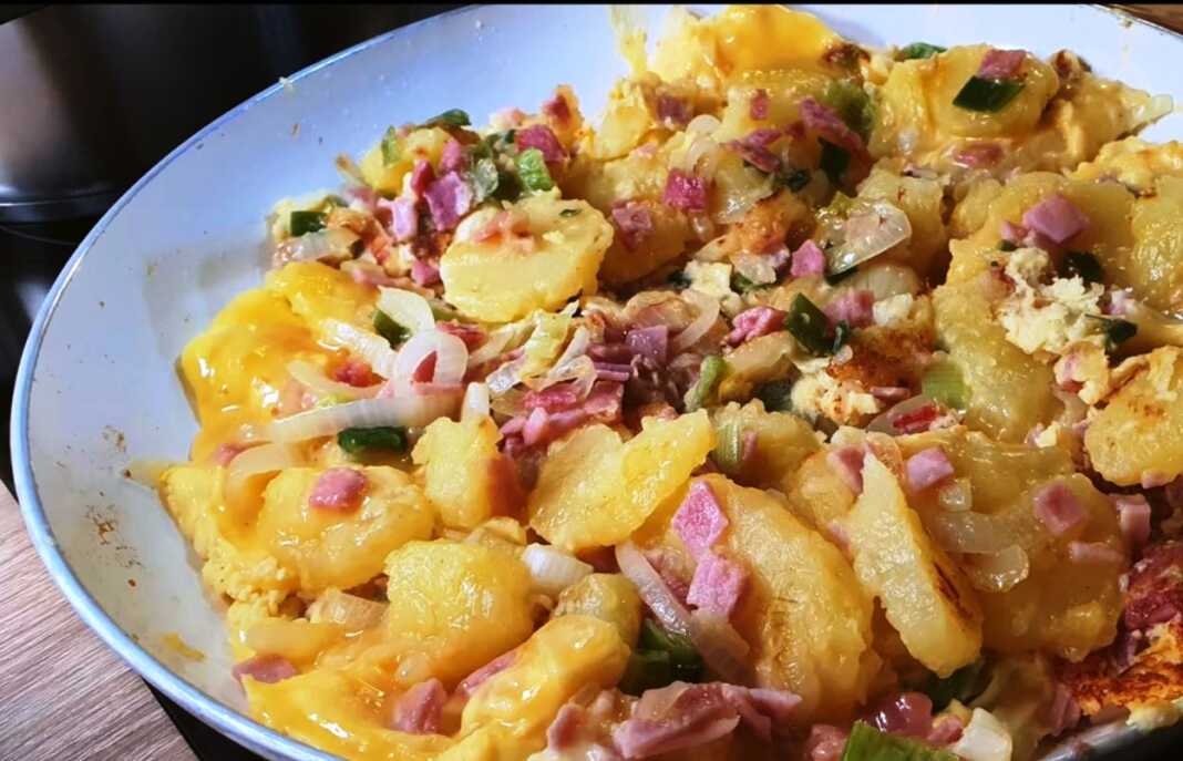 Πατάτες με κρεμμύδια, ζαμπόν και αυγά