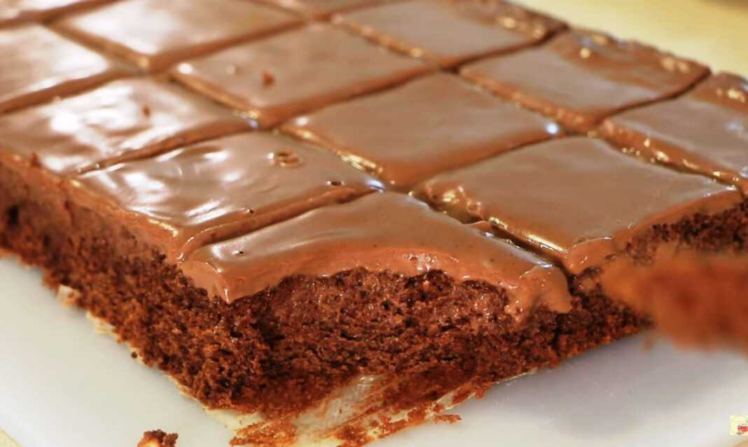 Κέικ σοκολάτας με γλυκόξινη κρέμα