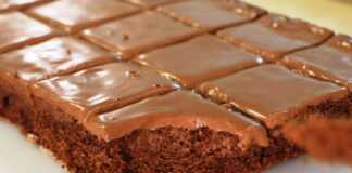 Κέικ σοκολάτας με γλυκόξινη κρέμα