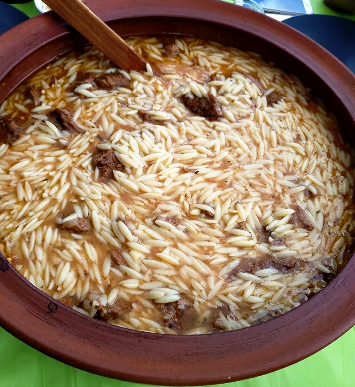 Κριθαράκι στην Γάστρα Μοσχάρι με κριθαράκι