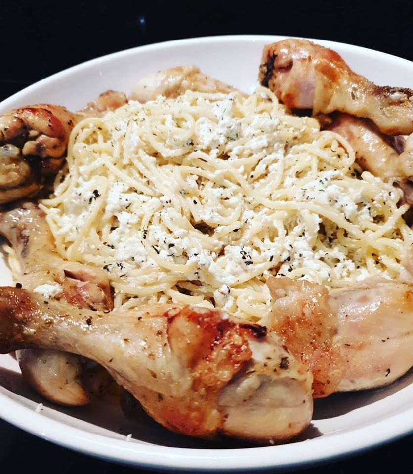 Μακαρόνια με μπουτάκια κοτόπουλο Μακαρόνια με μπουτάκια κοτόπουλο