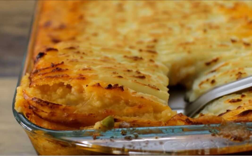 Η ζεστή **Πίτα του Βοσκού** με χρυσαφένια κρούστα πουρέ.