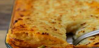 Η ζεστή **Πίτα του Βοσκού** με χρυσαφένια κρούστα πουρέ.