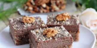 Απλό, ζουμερό κέικ με καρύδι κέικ με καρύδι