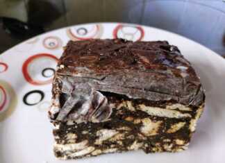 Φέτες κορμού μωσαϊκού με 3 υλικά, σερβιρισμένες σε πιάτο, με εμφανή τα κομμάτια μπισκότου.