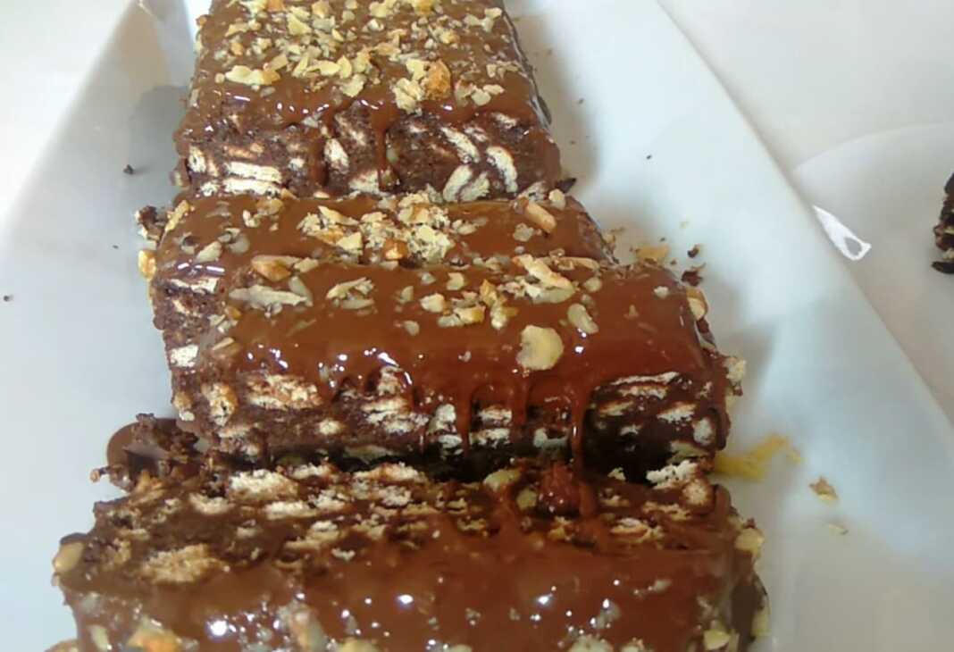 Κορμός Μπισκότου με γλάσο σοκολάτας, κομμένος σε φέτες.