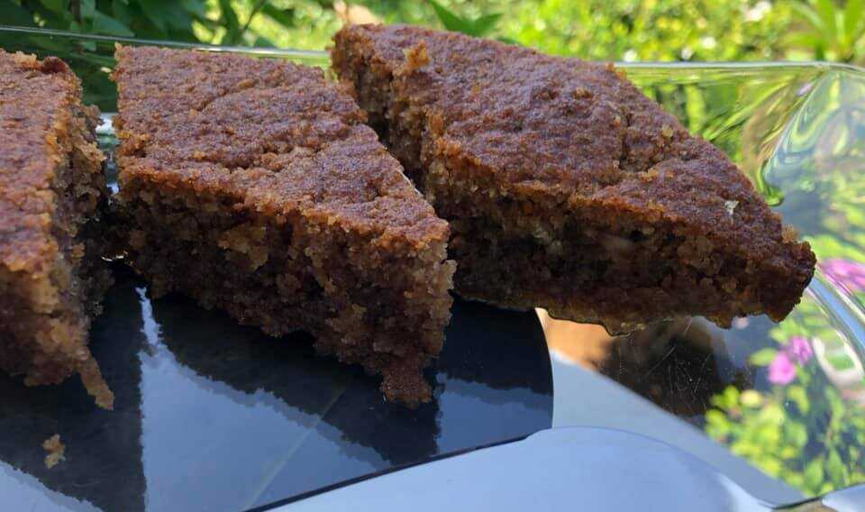 Ζουμερή σπιτική καρυδόπιτα περιχυμένη με γλυκό σιρόπι