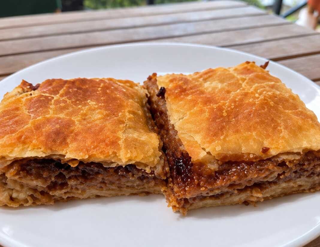 Πικάντικο κεμπάπ με σάλτσα γιαουρτιού δυόσμο και κόλιανδρο