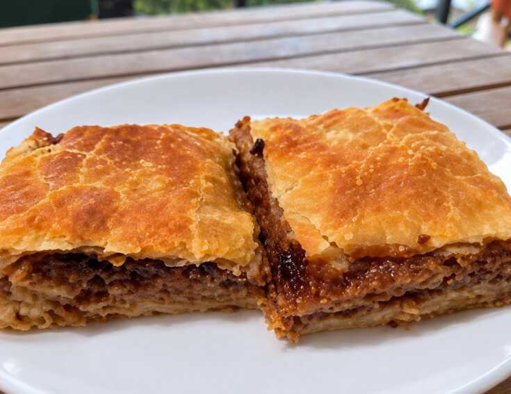 Πικάντικο κεμπάπ με σάλτσα γιαουρτιού δυόσμο και κόλιανδρο