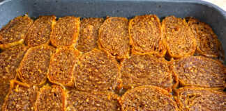 Εσωτερική όψη Τυλιχτός Μπακλαβάς, που φαίνονται τα στρώματα του φύλλου και η γέμιση καρυδιού.