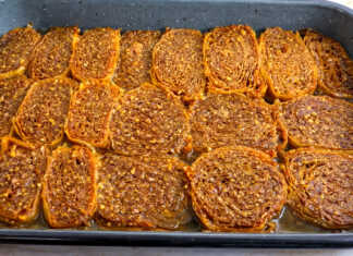 Εσωτερική όψη Τυλιχτός Μπακλαβάς, που φαίνονται τα στρώματα του φύλλου και η γέμιση καρυδιού.