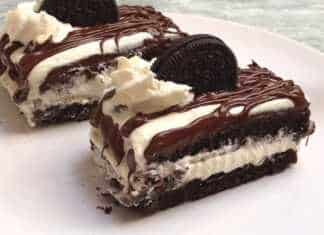 Λαχταριστό γλυκό με στρώσεις κέικ Oreo και λευκή κρέμα γάλακτος γαρνιρισμένο με λιωμένη σοκολάτα