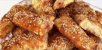 Χρυσαφένια ζαμπονοτυροπιτάκια σε πιάτο, έτοιμα για σερβίρισμα.