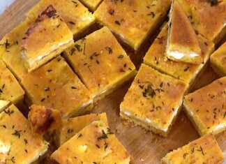 Μια χρυσαφένια κουρκουτόπιτα στο ταψί με λιωμένα τυριά και τραγανή κρούστα πασπαλισμένη με φρέσκο θυμάρι