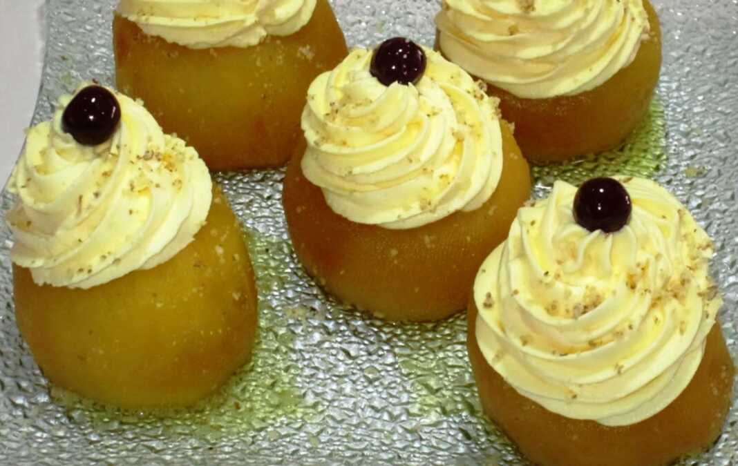 Καραμελωμένα μήλα με καρύδι και σαντιγί