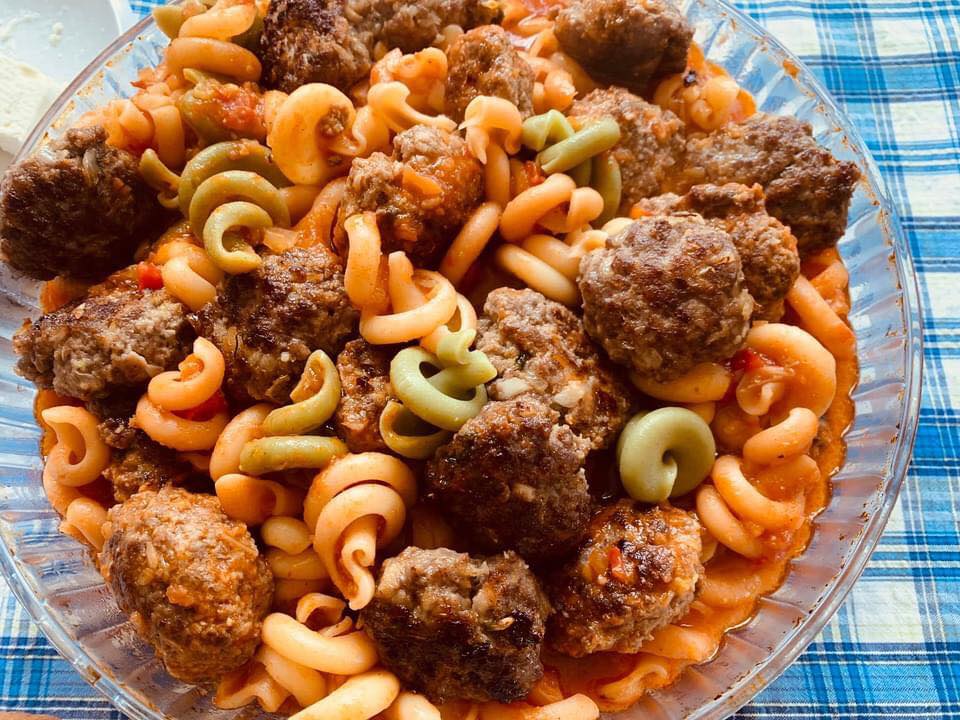 Κεφτέδες με ζυμαρικά Κεφτέδες με ζυμαρικά