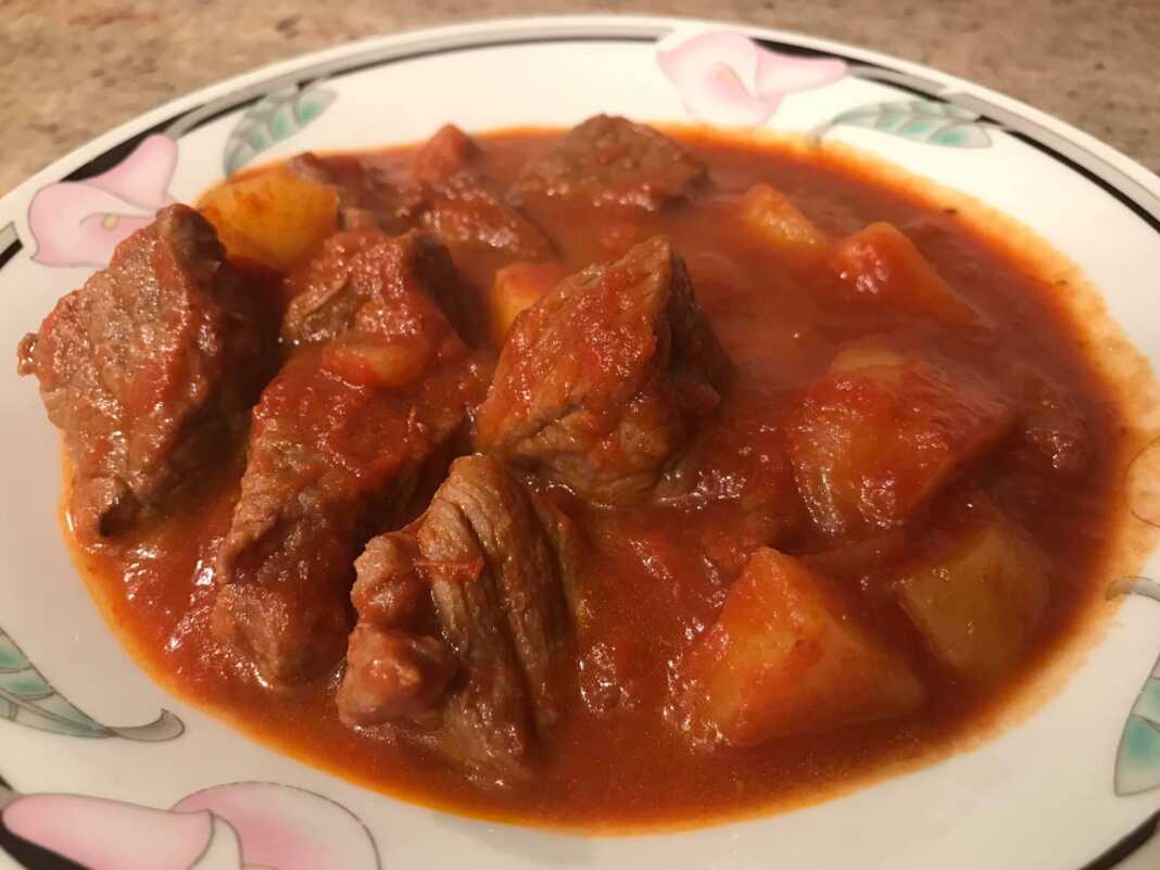 Μοσχάρι κατσαρόλας κοκκινιστό με πατάτες και μανιτάρια Μοσχάρι κατσαρόλας κοκκινιστό με πατάτες και μανιτάρια