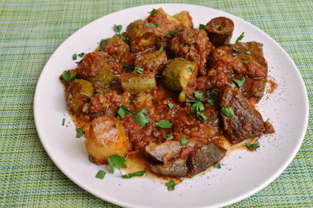 Μοσχάρι κοκκινιστό με λαχανικά Μοσχάρι κοκκινιστό με λαχανικά