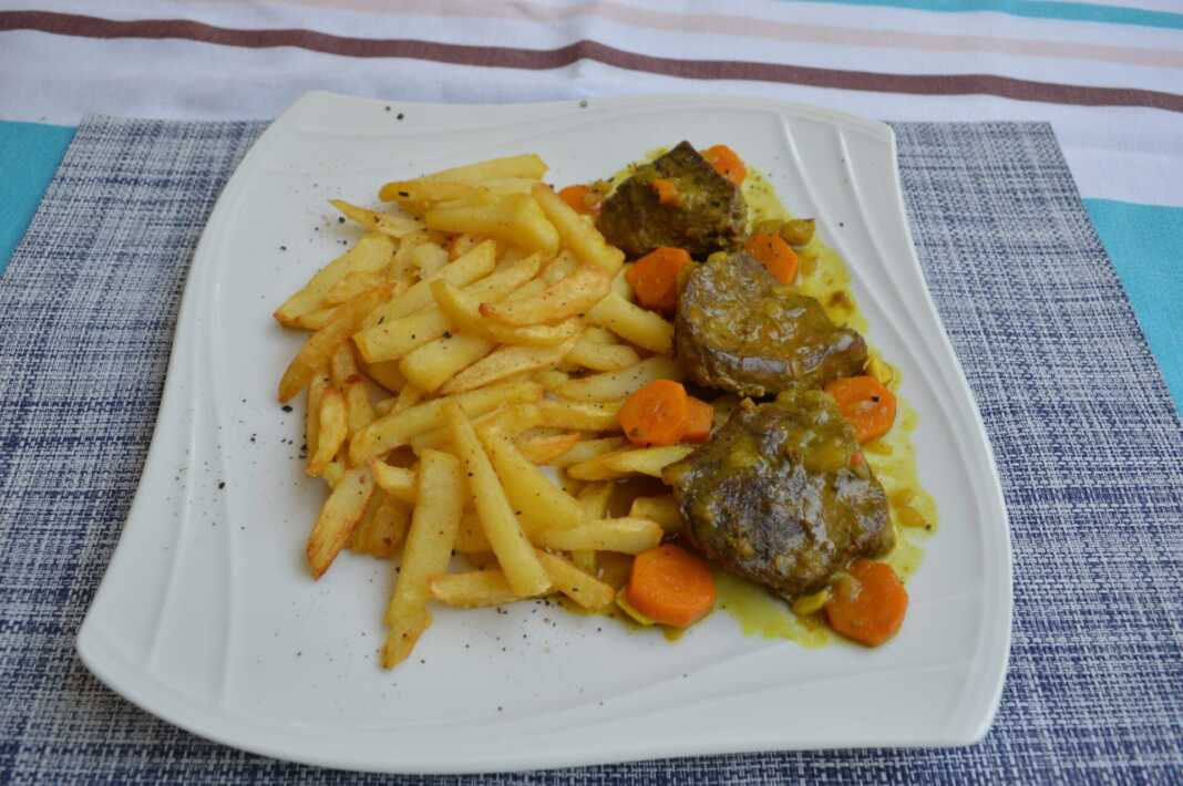 Το τελικό πιάτο **Μοσχαράκι Λεμονάτο** σερβιρισμένο με ρύζι.