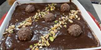 Λαχταριστό Εύκολο Γλυκό Ψυγείου με στρώσεις μους και σαβουαγιάρ, έτοιμο για σερβίρισμα.