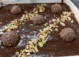 Λαχταριστό Εύκολο Γλυκό Ψυγείου με στρώσεις μους και σαβουαγιάρ, έτοιμο για σερβίρισμα.