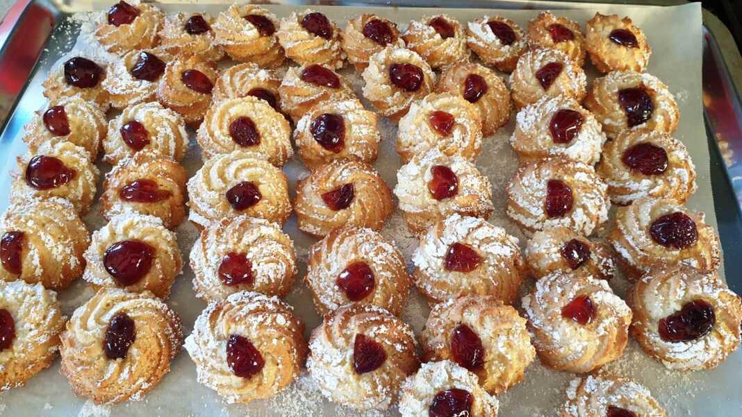 Μπισκοτάκια με μαρμελάδα Μπισκοτάκια με μαρμελάδα