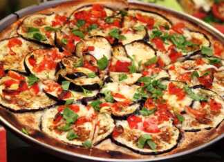 Πίτσα με πέστο βασιλικού και μελιτζάνα