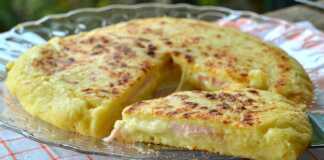 Η χρυσαφένια **Πατατοβόμβα Τηγανιού** σερβιρισμένη σε ξύλο κοπής.